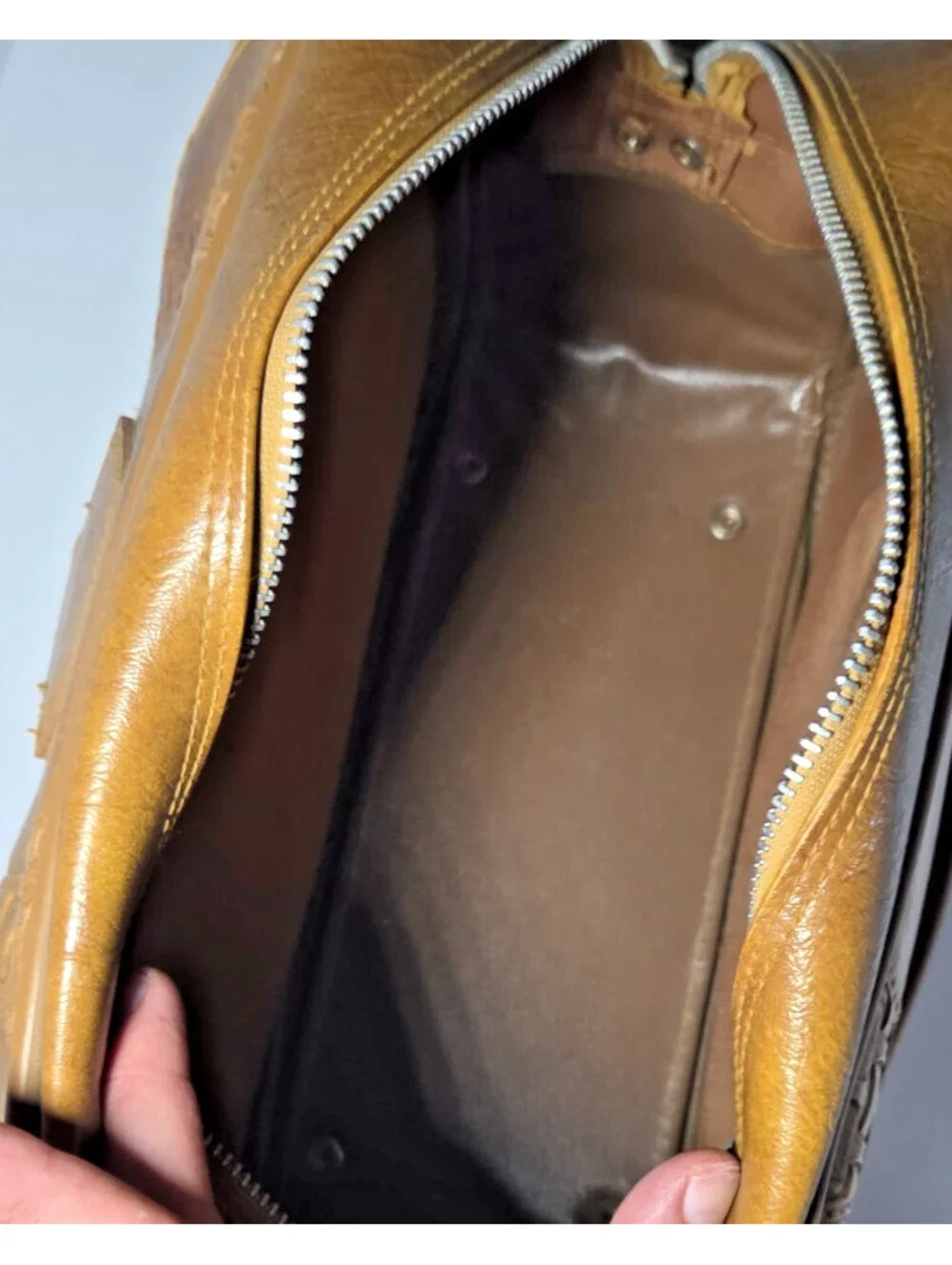 Vintage 1978 American Tourister Faux Leather Shoulder Bag Tan Camera Style AT
